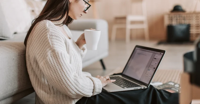 Personne qui rédige un article de blog optimisé SEO sur ordinateur portable
