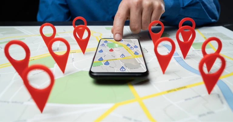 Référencement local sur Google Maps avec épingles de géolocalisation sur smartphone