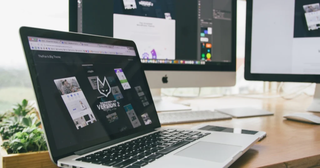 Refonte site internet professionnel avec ordinateur et écrans de design web