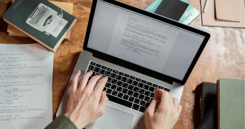 Rédacteur web freelance travaillant sur contenu SEO optimisé