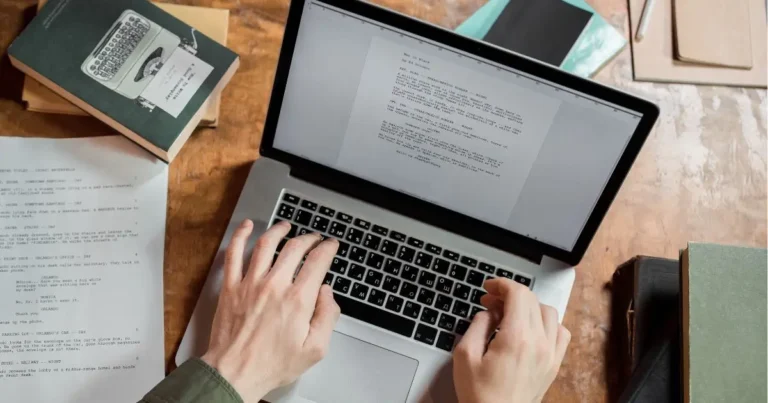 Rédacteur web freelance travaillant sur contenu SEO optimisé