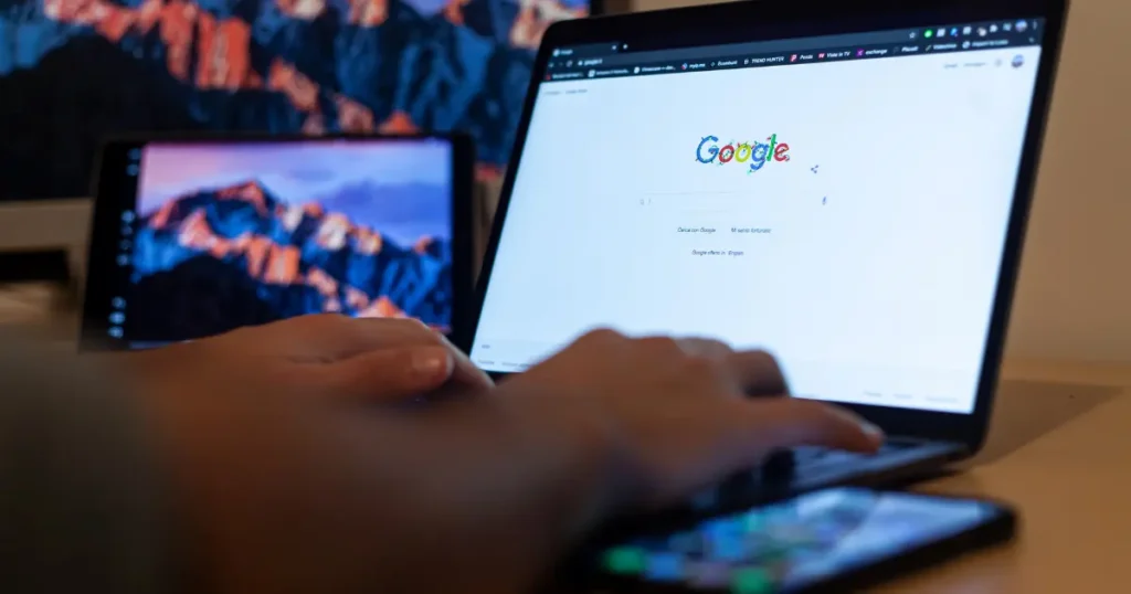 Comment apparaître sur Google : un indépendant effectue une recherche sur Google pour améliorer la visibilité de son entreprise.