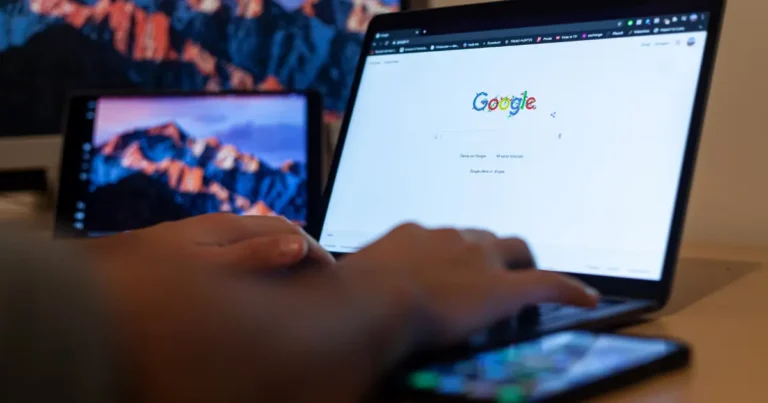 Comment apparaître sur Google : un indépendant effectue une recherche sur Google pour améliorer la visibilité de son entreprise.