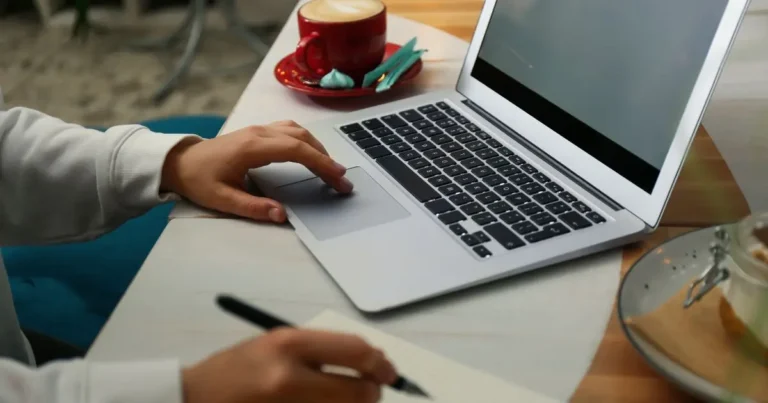 Écrire un article de blog : une personne rédige un contenu optimisé SEO sur son ordinateur portable.