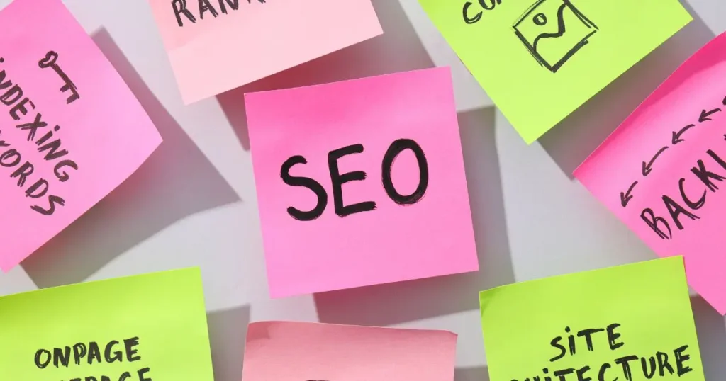 Référencement naturel : illustration des principaux piliers du SEO avec des notes sur l'optimisation, les mots-clés et les backlinks.