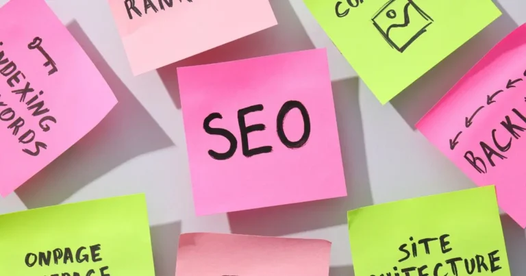 Référencement naturel : illustration des principaux piliers du SEO avec des notes sur l'optimisation, les mots-clés et les backlinks.