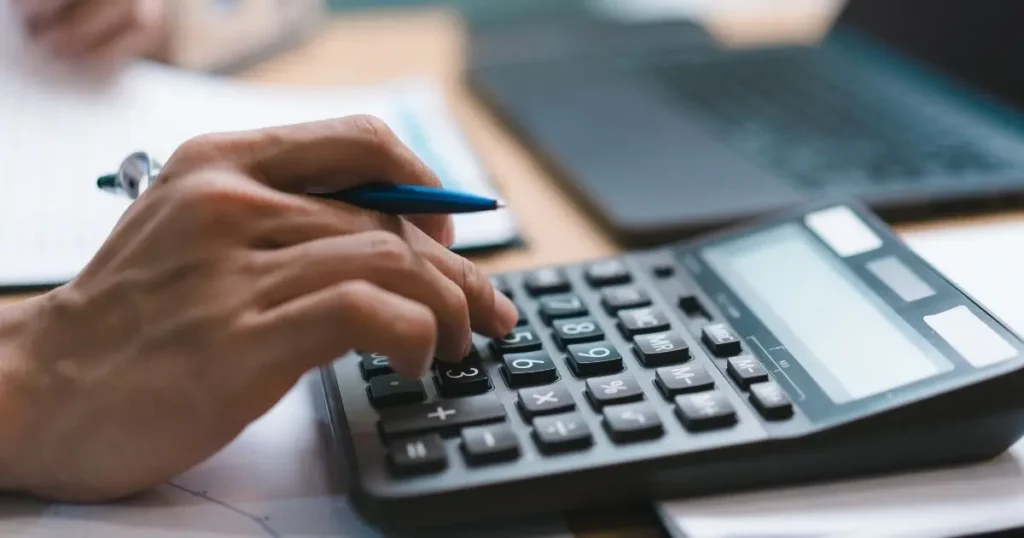 Combien coûte un site internet : une personne calcule le budget nécessaire à la création d'un site web.